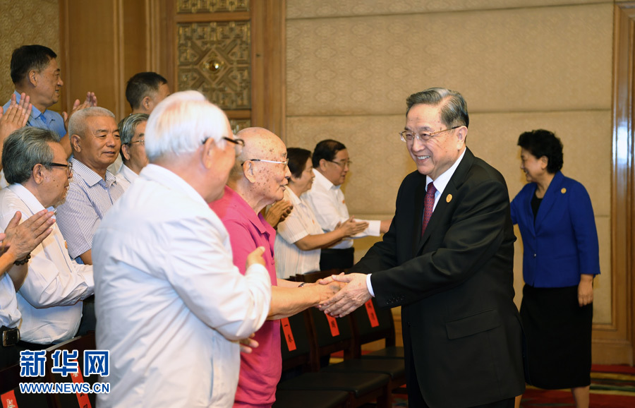 8月7日，中共中央政治局常委、全國政協(xié)主席、中央代表團(tuán)團(tuán)長俞正聲在內(nèi)蒙古新城賓館會見內(nèi)蒙古自治區(qū)離退休老同志和各族各界群眾代表，并與他們合影留念。新華社記者 張領(lǐng) 攝