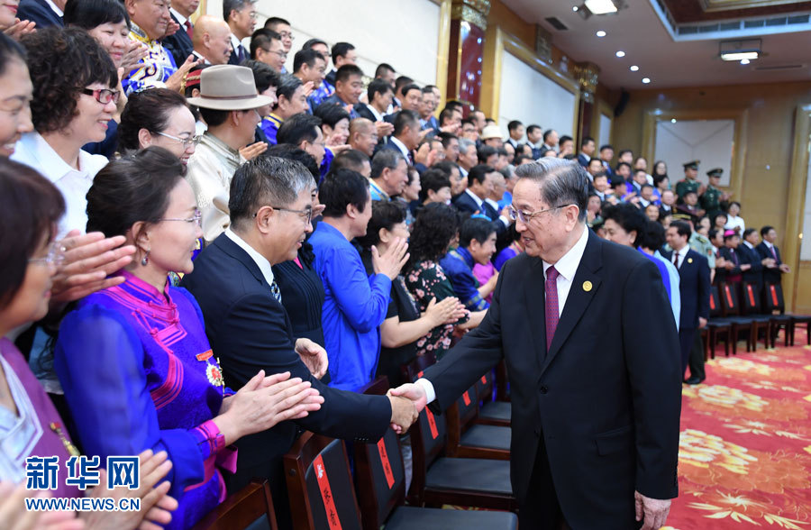 8月7日，中共中央政治局常委、全國政協(xié)主席、中央代表團(tuán)團(tuán)長俞正聲在內(nèi)蒙古新城賓館會見內(nèi)蒙古自治區(qū)離退休老同志和各族各界群眾代表，并與他們合影留念。新華社記者 張領(lǐng) 攝