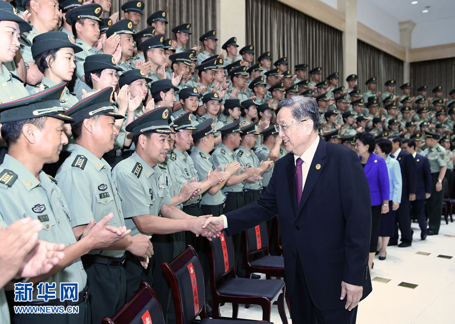 8月7日，中共中央政治局常委、全國(guó)政協(xié)主席、中央代表團(tuán)團(tuán)長(zhǎng)俞正聲率代表團(tuán)部分成員分別赴內(nèi)蒙古軍區(qū)、武警內(nèi)蒙古總隊(duì)、武警內(nèi)蒙古森林總隊(duì)慰問，并會(huì)見自治區(qū)政法干警代表。這是俞正聲會(huì)見內(nèi)蒙古軍區(qū)指戰(zhàn)員。新華社記者 張領(lǐng) 攝