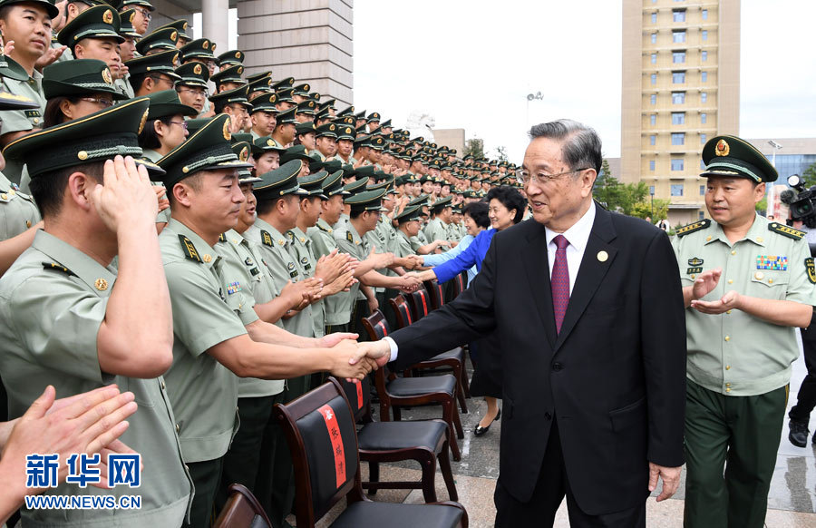 8月7日，中共中央政治局常委、全國(guó)政協(xié)主席、中央代表團(tuán)團(tuán)長(zhǎng)俞正聲率代表團(tuán)部分成員分別赴內(nèi)蒙古軍區(qū)、武警內(nèi)蒙古總隊(duì)、武警內(nèi)蒙古森林總隊(duì)慰問，并會(huì)見自治區(qū)政法干警代表。這是俞正聲會(huì)見武警內(nèi)蒙古總隊(duì)官兵。新華社記者 張領(lǐng) 攝
