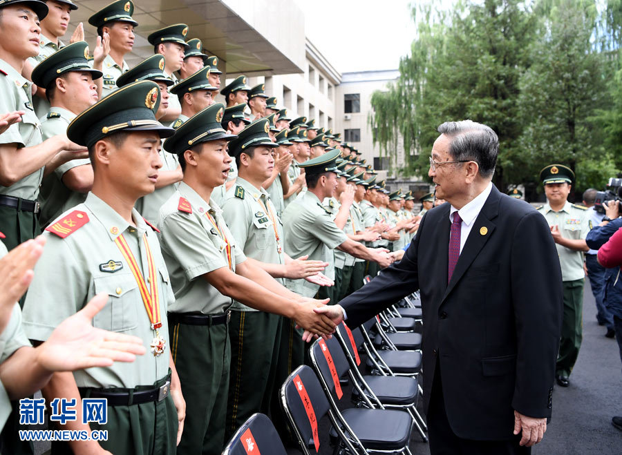 8月7日，中共中央政治局常委、全國(guó)政協(xié)主席、中央代表團(tuán)團(tuán)長(zhǎng)俞正聲率代表團(tuán)部分成員分別赴內(nèi)蒙古軍區(qū)、武警內(nèi)蒙古總隊(duì)、武警內(nèi)蒙古森林總隊(duì)慰問，并會(huì)見自治區(qū)政法干警代表。這是俞正聲會(huì)見武警內(nèi)蒙古森林總隊(duì)官兵。新華社記者 張領(lǐng) 攝