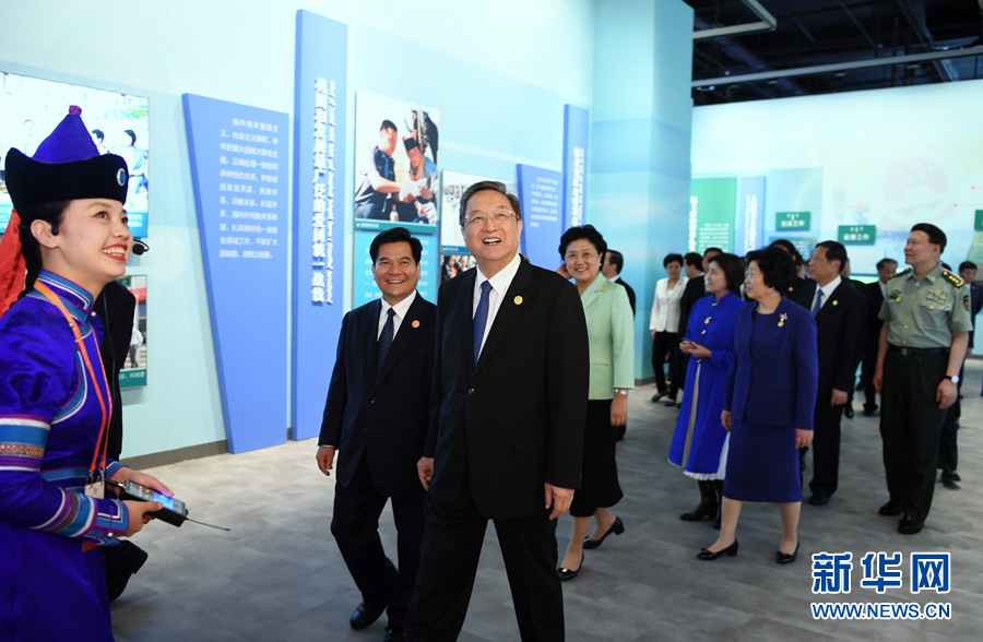 8月7日，中共中央政治局常委、全國政協(xié)主席、中央代表團團長俞正聲率代表團全體成員來到內(nèi)蒙古展覽館，參觀《守望相助團結(jié)奮斗&mdash;&mdash;慶祝內(nèi)蒙古自治區(qū)成立70周年展覽》。 新華社記者 張領(lǐng) 攝