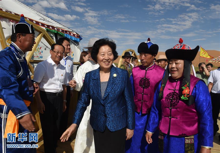 8月10日，中共中央政治局委員、中央統(tǒng)戰(zhàn)部部長(zhǎng)、中央代表團(tuán)副團(tuán)長(zhǎng)孫春蘭率中央代表團(tuán)三分團(tuán)繼續(xù)在內(nèi)蒙古自治區(qū)阿拉善盟看望慰問，把以習(xí)近平同志為核心的黨中央的親切關(guān)懷和全國(guó)各族人民的美好祝福帶給阿拉善各族各界干部群眾。這是孫春蘭在牧民張輝生（右二）家了解生產(chǎn)生活情況。新華社記者 任軍川 攝