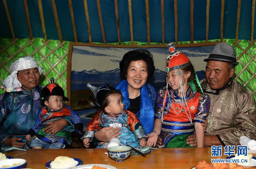 8月11日，帶著以習近平同志為核心的黨中央的親切關懷和全國各族人民的美好祝福，中共中央政治局委員、中央統(tǒng)戰(zhàn)部部長、中央代表團副團長孫春蘭率中央代表團三分團在錫林郭勒盟看望各族干部群眾，共同慶祝內蒙古自治區(qū)成立70周年。這是孫春蘭在錫林浩特市寶力根蘇木牧民巴&middot;巴特爾（右一）家中看望。新華社記者 任軍川 攝