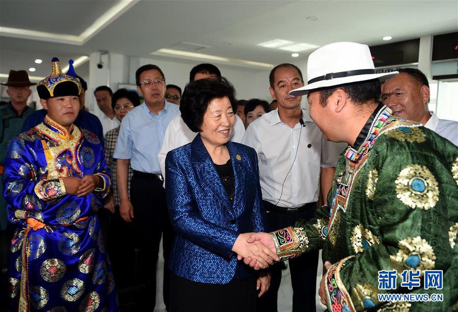 8月11日，帶著以習近平同志為核心的黨中央的親切關懷和全國各族人民的美好祝福，中共中央政治局委員、中央統(tǒng)戰(zhàn)部部長、中央代表團副團長孫春蘭率中央代表團三分團在錫林郭勒盟看望各族干部群眾，共同慶祝內蒙古自治區(qū)成立70周年。這是孫春蘭在非公企業(yè)大莊園生態(tài)牛羊肉產業(yè)示范園同前來售羊的牧民親切交談。新華社記者 任軍川 攝