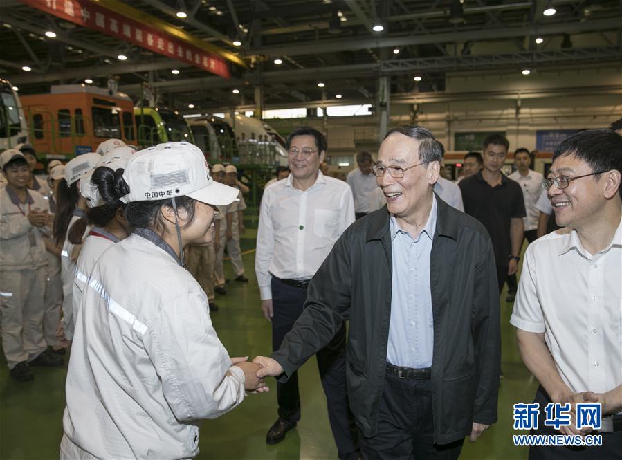 9月3日至5日，中共中央政治局常委、中央紀(jì)委書記、中央巡視工作領(lǐng)導(dǎo)小組組長王岐山在湖南省調(diào)研并主持召開巡察工作座談會。這是9月4日，王岐山到中國中車株洲電力機車有限公司考察。新華社記者 王曄 攝
