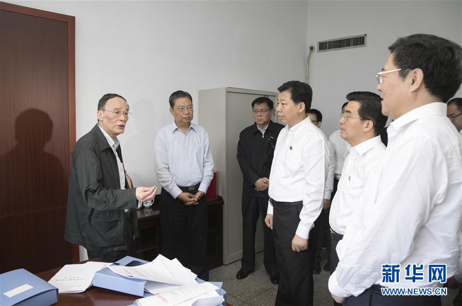 9月3日至5日，中共中央政治局常委、中央紀(jì)委書記、中央巡視工作領(lǐng)導(dǎo)小組組長王岐山在湖南省調(diào)研并主持召開巡察工作座談會。這是9月4日，王岐山來到株洲市委巡察辦看望巡察干部。新華社記者 王曄 攝
