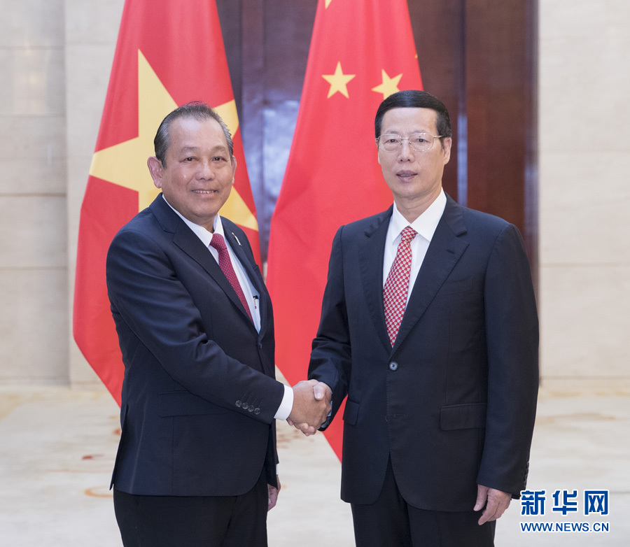  9月11日，中共中央政治局常委、國務(wù)院副總理張高麗在廣西南寧會(huì)見前來出席第十四屆中國－東盟博覽會(huì)和中國－東盟商務(wù)與投資峰會(huì)的越南常務(wù)副總理張和平。新華社記者王曄攝