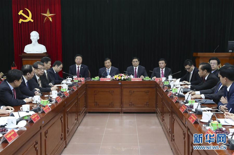 應(yīng)越南共產(chǎn)黨邀請，中共中央政治局常委、中央書記處書記劉云山9月18日至19日對越南進(jìn)行正式訪問。這是9月19日，劉云山在越共中央政治局委員范明政陪同下考察胡志明國家政治學(xué)院，并與曾赴華考察交流的越方學(xué)員代表進(jìn)行座談。 新華社記者龐興雷 攝