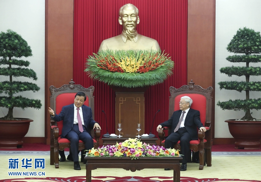 應(yīng)越南共產(chǎn)黨邀請，中共中央政治局常委、中央書記處書記劉云山9月18日至19日對越南進(jìn)行正式訪問。這是9月18日，劉云山在河內(nèi)會見越共中央總書記阮富仲。 新華社記者 龐興雷 攝