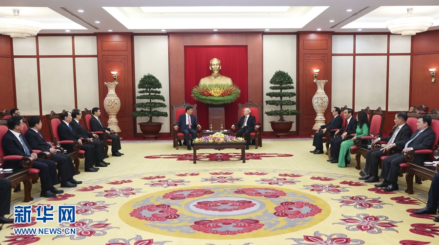 應(yīng)越南共產(chǎn)黨邀請，中共中央政治局常委、中央書記處書記劉云山9月18日至19日對越南進(jìn)行正式訪問。這是9月18日，劉云山在河內(nèi)會見越共中央總書記阮富仲。 新華社記者 龐興雷 攝