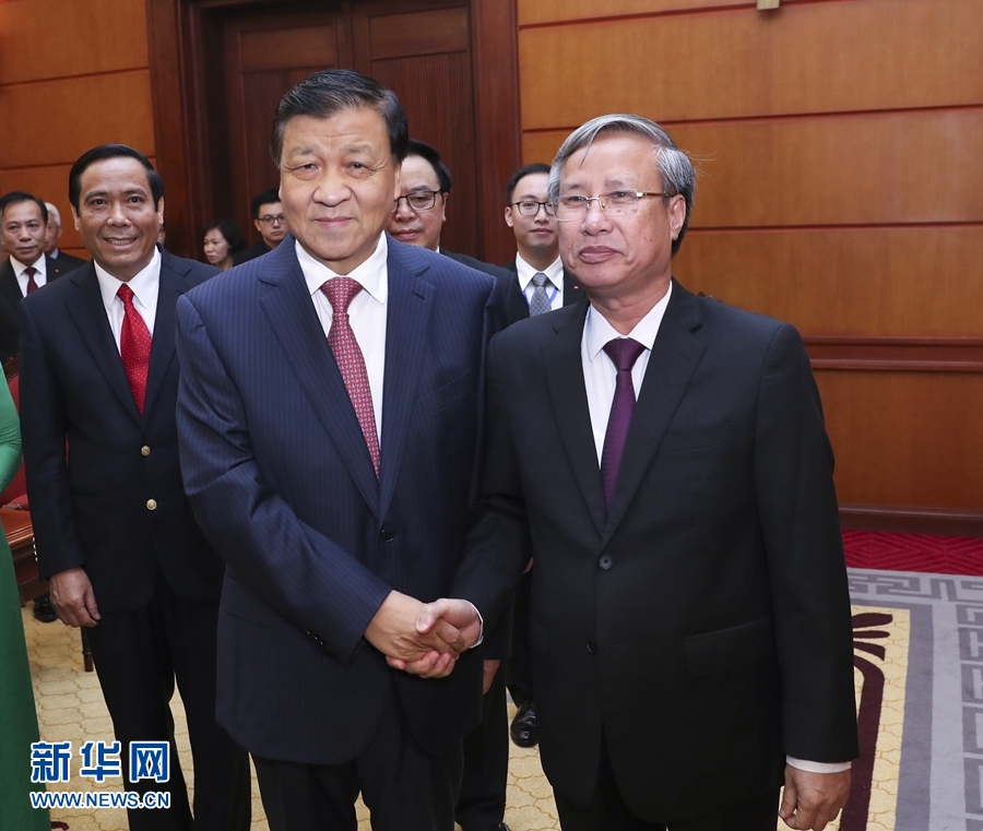 應(yīng)越南共產(chǎn)黨邀請，中共中央政治局常委、中央書記處書記劉云山9月18日至19日對越南進(jìn)行正式訪問。這是9月18日，劉云山在河內(nèi)與越共中央政治局委員陳國旺舉行會談。 新華社記者 龐興雷 攝