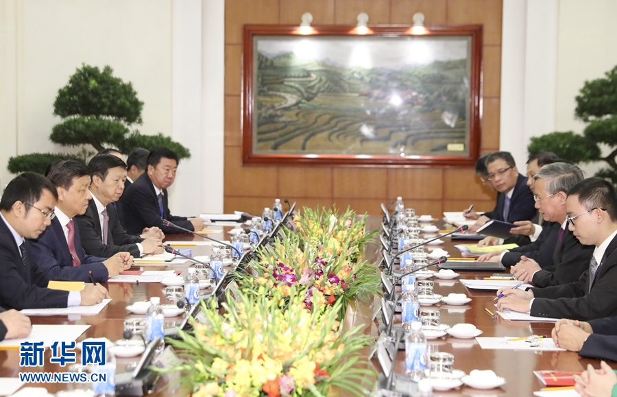 應(yīng)越南共產(chǎn)黨邀請，中共中央政治局常委、中央書記處書記劉云山9月18日至19日對越南進(jìn)行正式訪問。這是9月18日，劉云山在河內(nèi)與越共中央政治局委員陳國旺舉行會談。 新華社記者 丁林 攝