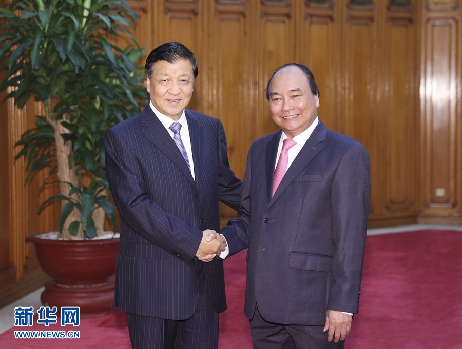 應(yīng)越南共產(chǎn)黨邀請，中共中央政治局常委、中央書記處書記劉云山9月18日至19日對越南進(jìn)行正式訪問。這是9月19日，劉云山在河內(nèi)會見越南總理阮春福。 新華社記者 丁林 攝