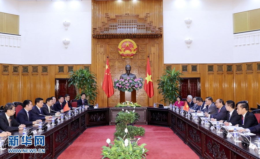 應(yīng)越南共產(chǎn)黨邀請，中共中央政治局常委、中央書記處書記劉云山9月18日至19日對越南進(jìn)行正式訪問。這是9月19日，劉云山在河內(nèi)會見越南總理阮春福。 新華社記者 丁林 攝