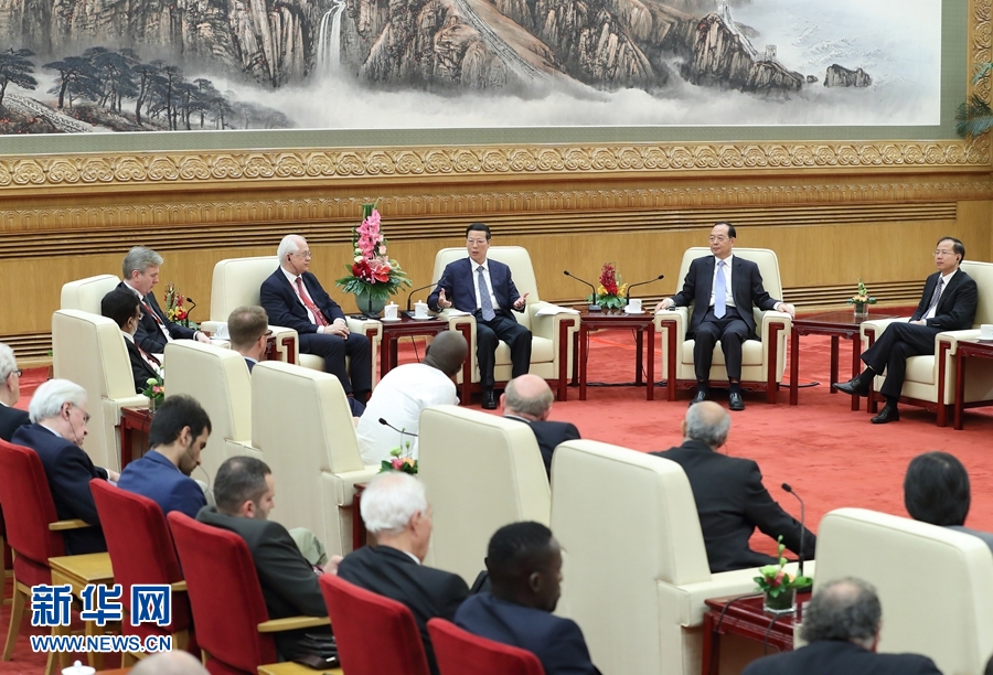 9月21日，中共中央政治局常委、國務(wù)院副總理張高麗在北京人民大會(huì)堂會(huì)見來華參加2017&ldquo;一帶一路&rdquo;媒體合作論壇的外方代表并回答大家關(guān)心的問題。新華社記者王曄攝 