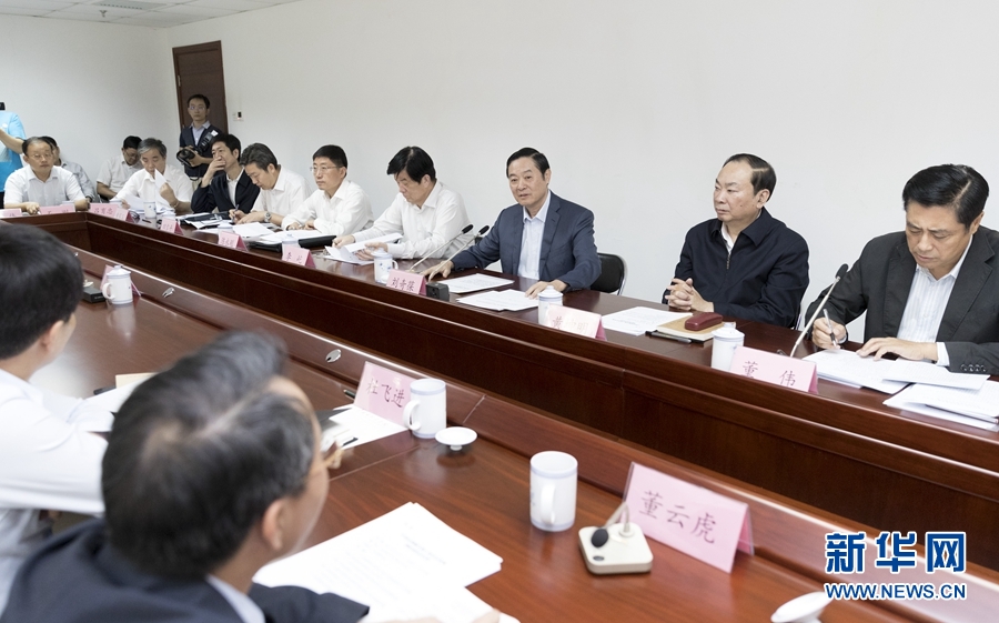 9月22日，中共中央政治局委員、中央書記處書記、中宣部部長劉奇葆在北京調(diào)研京劇像音像工程情況。這是劉奇葆與有關(guān)方面負(fù)責(zé)同志座談交流。新華社記者 丁海濤 攝