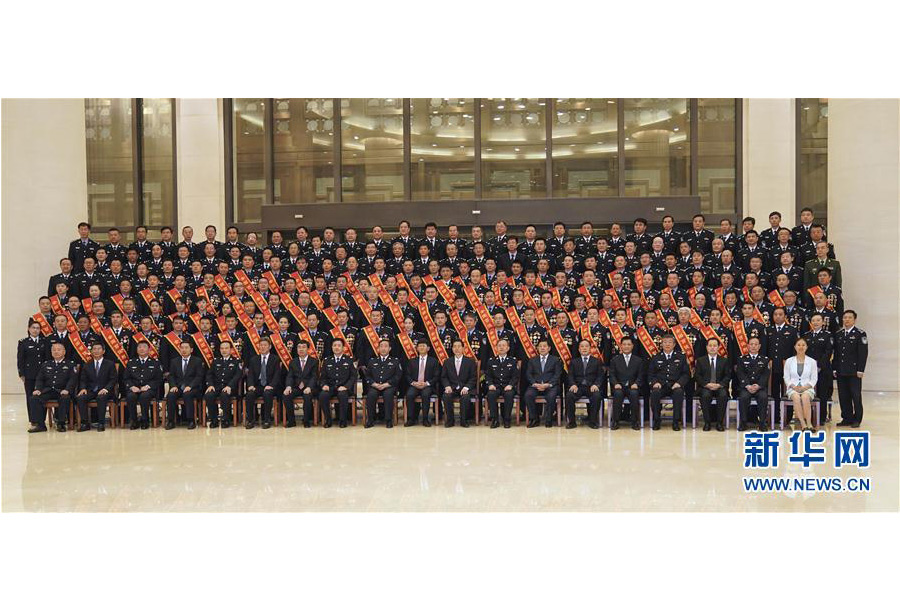 9月22日，&ldquo;熱血鑄劍&middot;丹心衛(wèi)民&rdquo;全國(guó)公安百佳刑警推選活動(dòng)揭曉儀式在北京舉行。中共中央政治局委員、中央政法委書(shū)記孟建柱會(huì)見(jiàn)當(dāng)選民警并觀看揭曉儀式。國(guó)務(wù)委員、公安部部長(zhǎng)郭聲琨參加會(huì)見(jiàn)并觀看揭曉儀式。新華社記者 殷剛 攝