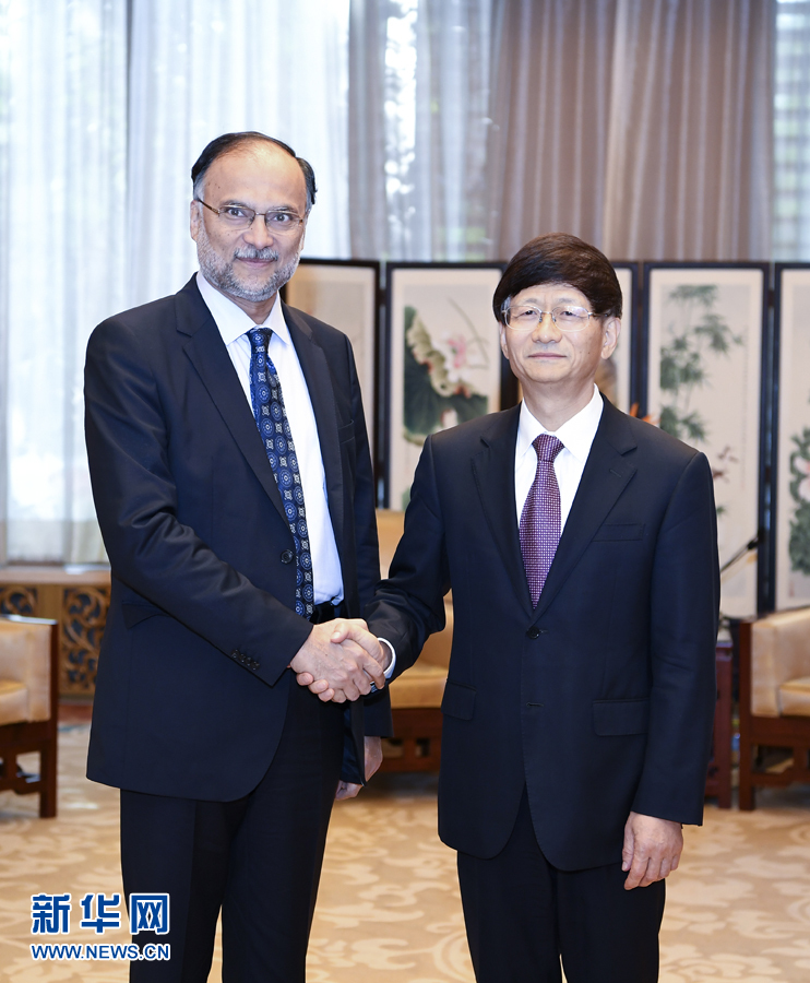 9月26日，中共中央政治局委員、中央政法委書記孟建柱在北京會見來華出席國際刑警組織第86屆全體大會的巴基斯坦內(nèi)政部長伊克巴爾。新華社記者 張領(lǐng) 攝