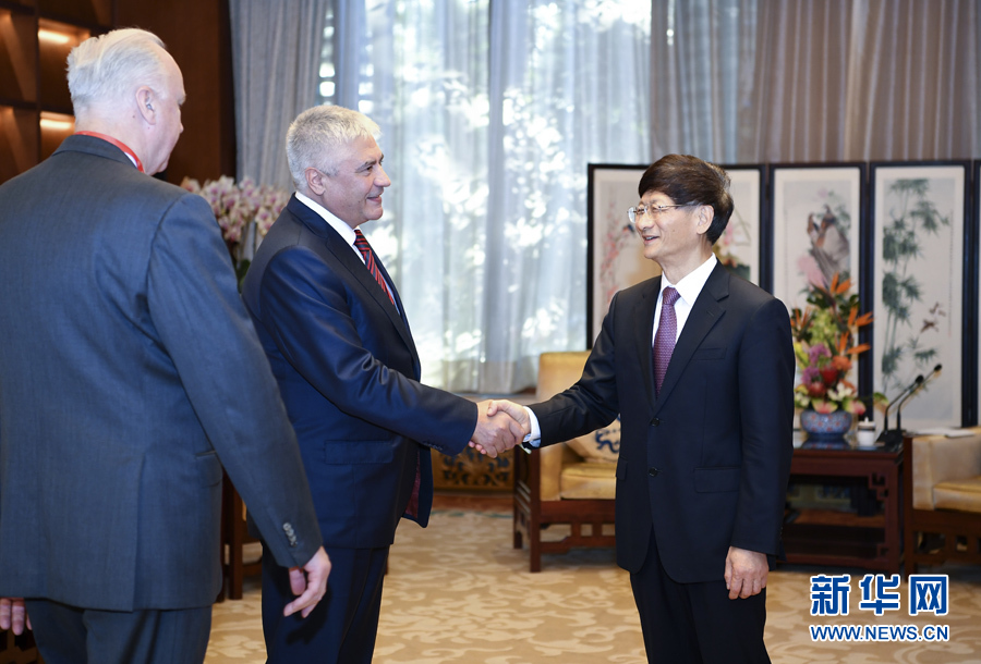 9月26日，中共中央政治局委員、中央政法委書記孟建柱在北京會見來華出席國際刑警組織第86屆全體大會的俄羅斯內(nèi)務(wù)部長科洛科利采夫（左二）和俄聯(lián)邦調(diào)查委員會主席巴斯特雷金（左一）。新華社記者 張領(lǐng) 攝 