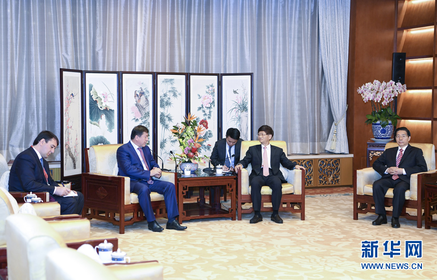 9月26日，中共中央政治局委員、中央政法委書記孟建柱在北京會見來華出席國際刑警組織第86屆全體大會的塔吉克斯坦內(nèi)務(wù)部長拉希姆佐達。國務(wù)委員、公安部部長郭聲琨參加有關(guān)會見。新華社記者 張領(lǐng) 攝