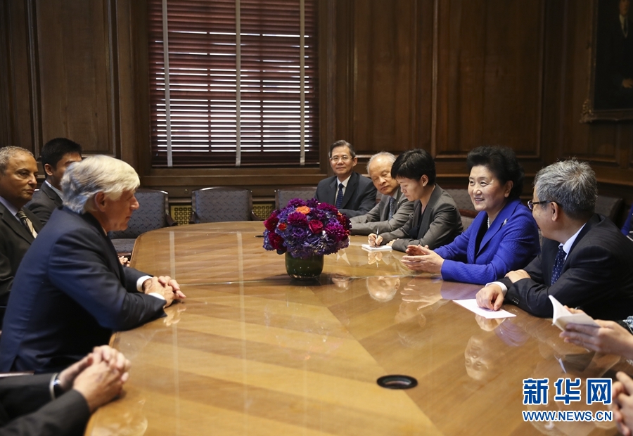 當(dāng)?shù)貢r間9月26日，國務(wù)院副總理劉延?xùn)|在紐約哥倫比亞大學(xué)出席中美大學(xué)校長與智庫論壇并發(fā)表主旨演講。這是論壇開始前，國務(wù)院副總理劉延?xùn)|（右二）會見哥倫比亞大學(xué)校長博林格（左）。新華社記者 王迎 攝