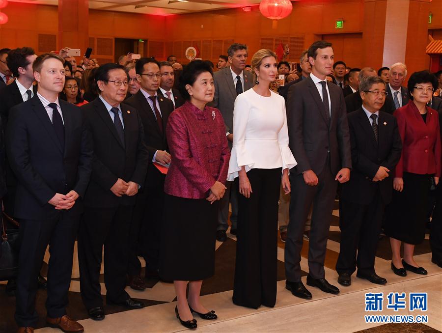 當(dāng)?shù)貢r(shí)間9月27日晚，正在華盛頓出席首輪中美社會(huì)和人文對(duì)話的國務(wù)院副總理劉延?xùn)|出席中國駐美國使館2017年國慶招待會(huì)。新華社記者殷博古攝