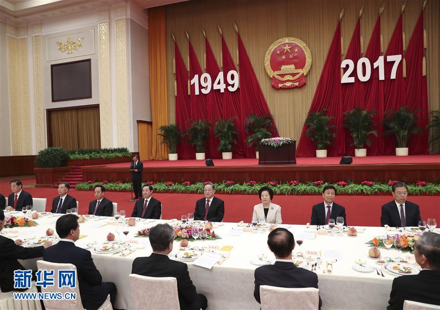 9月28日，全國(guó)政協(xié)辦公廳、中共中央統(tǒng)戰(zhàn)部、國(guó)務(wù)院僑辦、國(guó)務(wù)院港澳辦、國(guó)務(wù)院臺(tái)辦在北京人民大會(huì)堂聯(lián)合舉行國(guó)慶招待會(huì)。中共中央政治局常委、全國(guó)政協(xié)主席俞正聲與2800多名港澳臺(tái)僑各界代表歡聚一堂，慶祝中華人民共和國(guó)成立68周年。這是俞正聲在招待會(huì)上致辭。新華社記者 龐興雷 攝