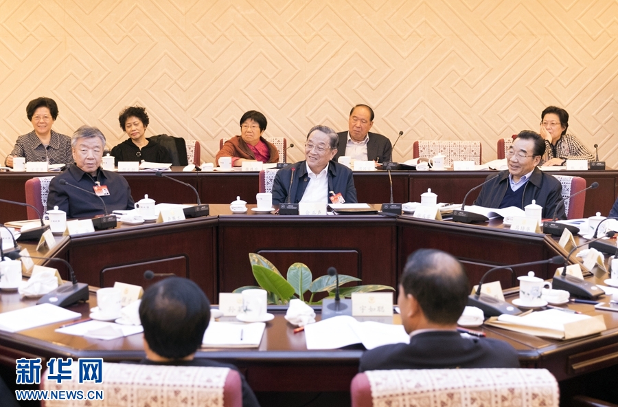 10月30日，政協(xié)第十二屆全國(guó)委員會(huì)常務(wù)委員會(huì)第二十三次會(huì)議舉行分組討論，與會(huì)人員圍繞深入學(xué)習(xí)貫徹中共十九大精神認(rèn)真討論，積極建言獻(xiàn)策。全國(guó)政協(xié)主席俞正聲參加討論。新華社記者 丁海濤 攝