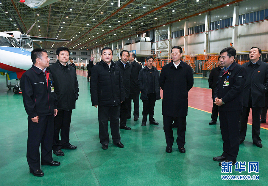 11月14日至15日，國務(wù)院副總理張高麗在黑龍江調(diào)研。這是11月14日，張高麗到哈爾濱飛機(jī)工業(yè)集團(tuán)有限責(zé)任公司了解國有老企業(yè)轉(zhuǎn)型升級情況。 新華社記者 高潔 攝
