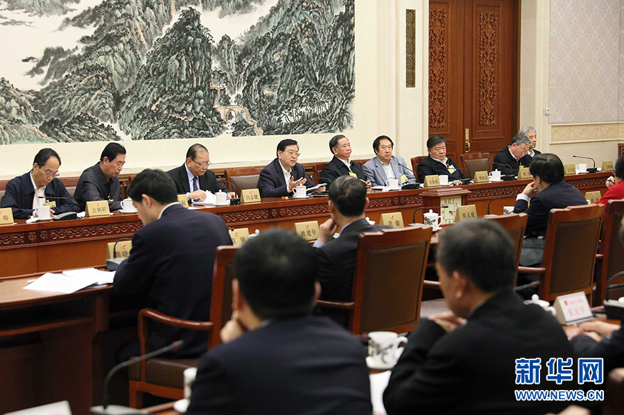 12月23日，十二屆全國人大常委會(huì)第三十一次會(huì)議舉行分組會(huì)議，審議監(jiān)察法草案二次審議稿等。張德江委員長參加審議。 新華社記者劉衛(wèi)兵攝