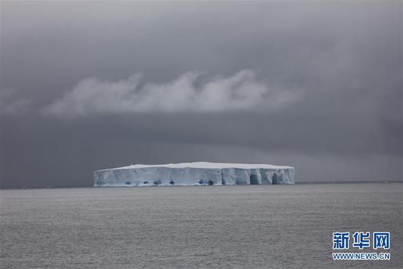 （圖文互動(dòng)）（2）專訪：在南極，最美的藍(lán)冰可能通向死亡&mdash;&mdash;中國(guó)南極科考隊(duì)員講述&ldquo;冰縫驚魂記&rdquo;