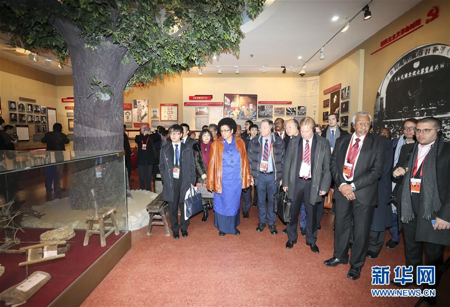 （新華全媒頭條&middot;圖文互動(dòng)）（4）全黨來一個(gè)大學(xué)習(xí)&mdash;&mdash;新時(shí)代中國共產(chǎn)黨人的理論自覺