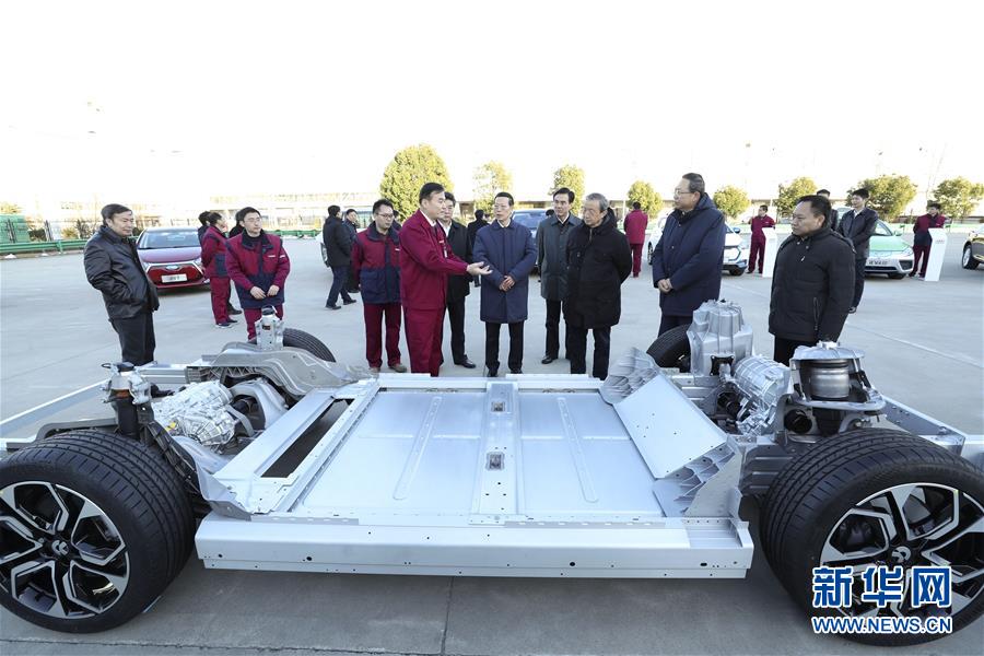 1月9日至10日，國務院副總理張高麗在安徽調(diào)研推動長江經(jīng)濟帶發(fā)展工作。這是1月9日，張高麗在江淮汽車股份有限公司了解企業(yè)生產(chǎn)經(jīng)營和參與國際產(chǎn)能合作情況。新華社記者 龐興雷 攝