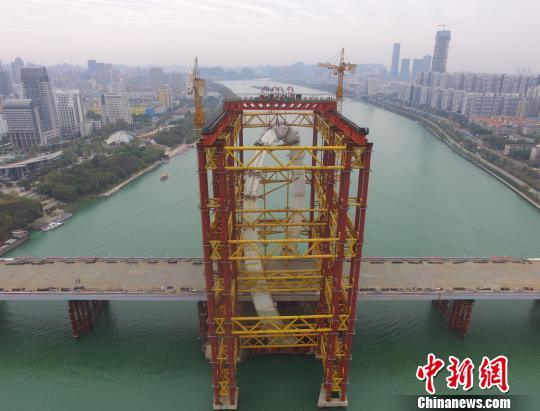 世界跨度最大&ldquo;反對(duì)稱結(jié)構(gòu)斜拉橋&rdquo;主塔百米高空合龍