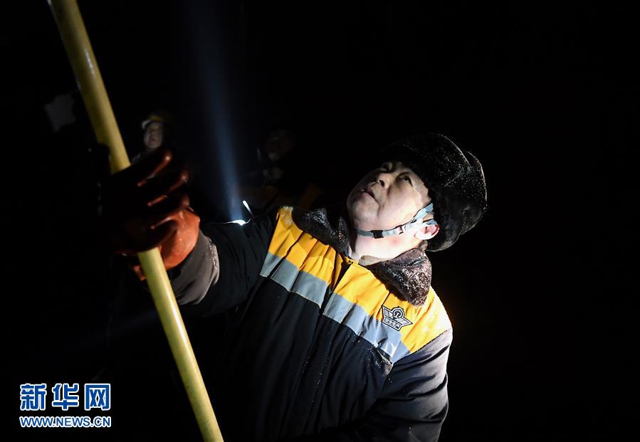 (走基層 聽民聲)(8)鐵路守護者 隧道“打冰人”