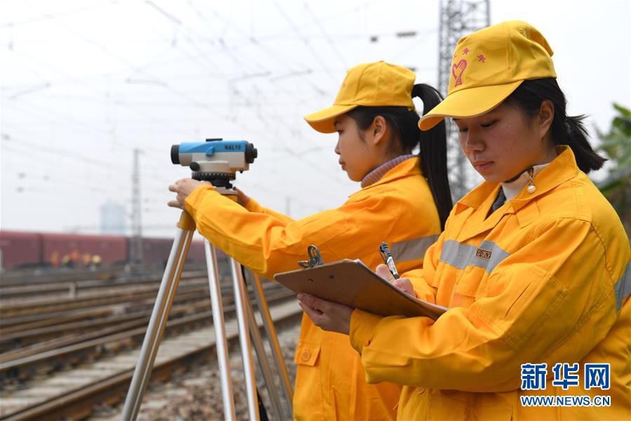 （走基層 聽民聲）（3）鐵路線上的&ldquo;鏗鏘玫瑰&rdquo;