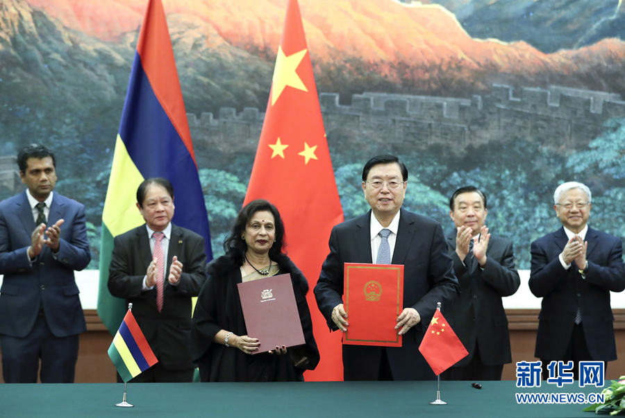 2月2日，全國(guó)人大常委會(huì)委員長(zhǎng)張德江在北京人民大會(huì)堂與毛里求斯國(guó)民議會(huì)議長(zhǎng)哈努曼吉舉行會(huì)談。這是雙方會(huì)談前共同出席中國(guó)全國(guó)人大與毛里求斯國(guó)民議會(huì)合作諒解備忘錄的簽字儀式。新華社記者 龐興雷 攝