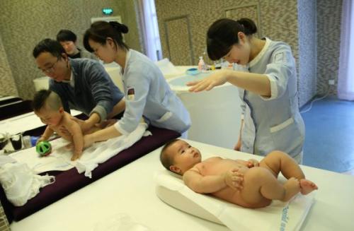 資料圖片：1月30日，母嬰家庭保健師在上海一家月子會所內(nèi)護理嬰兒。新華社記者 裴鑫 攝