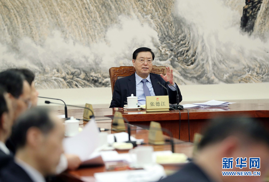 2月11日，十二屆全國人大常委會(huì)第一百一十一次委員長會(huì)議在北京人民大會(huì)堂舉行。會(huì)議決定，十二屆全國人大常委會(huì)第三十三次會(huì)議于2月23日至24日舉行。張德江委員長主持會(huì)議。新華社記者 劉衛(wèi)兵 攝