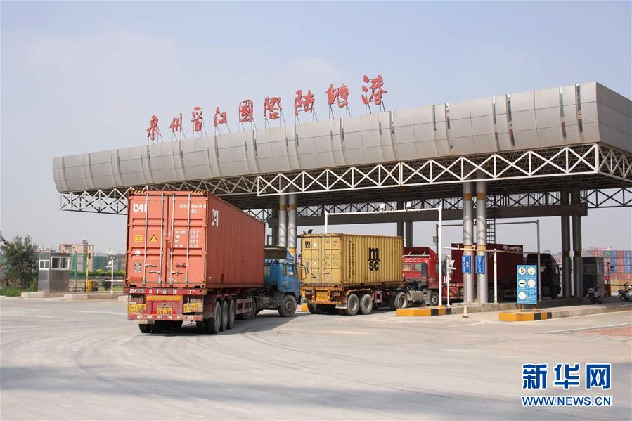 (新華全媒頭條)(1)天南地北歡樂“中國(guó)年”——新華社記者除夕走筆