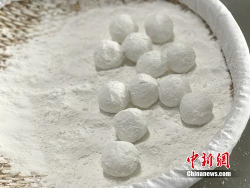 制作元宵時，首先要將餡料做好，沾上水，再投進盛滿糯米粉的笸籮內(nèi)搖。<a target='_blank'  ><p  align=