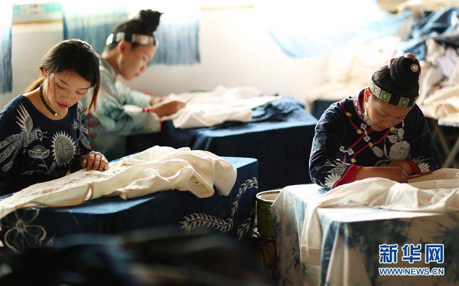 （社會(huì)）（1）貴州丹寨：&ldquo;指尖經(jīng)濟(jì)&rdquo;繪制脫貧藍(lán)圖