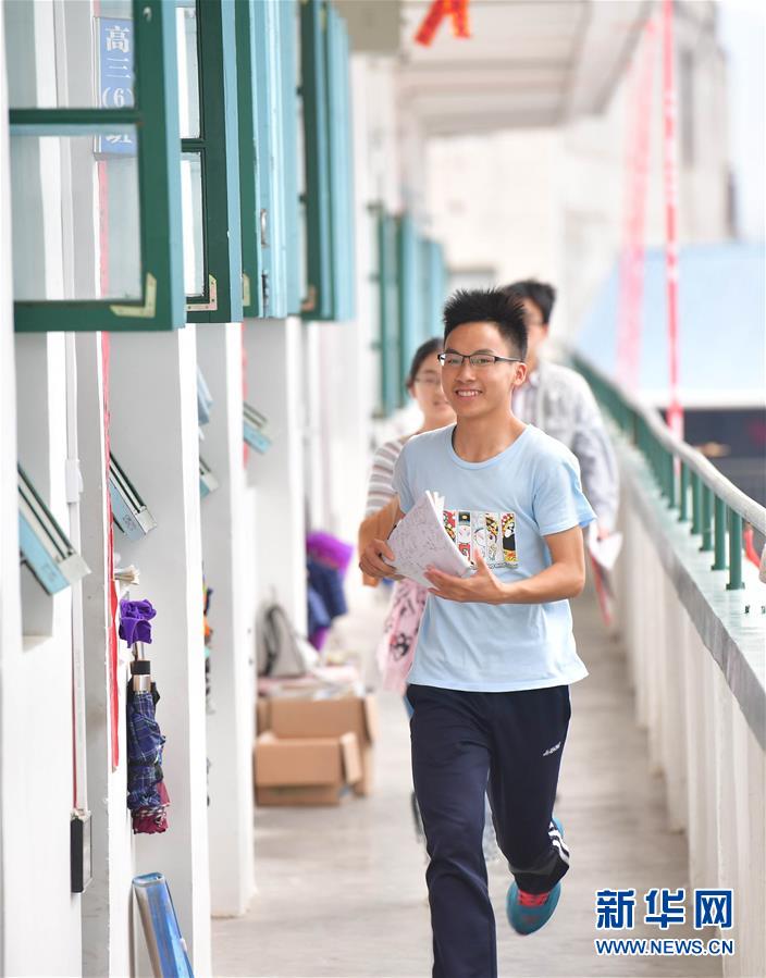 （社會）（4）苗山脫貧影像志&mdash;&mdash;高三學生的大學夢 