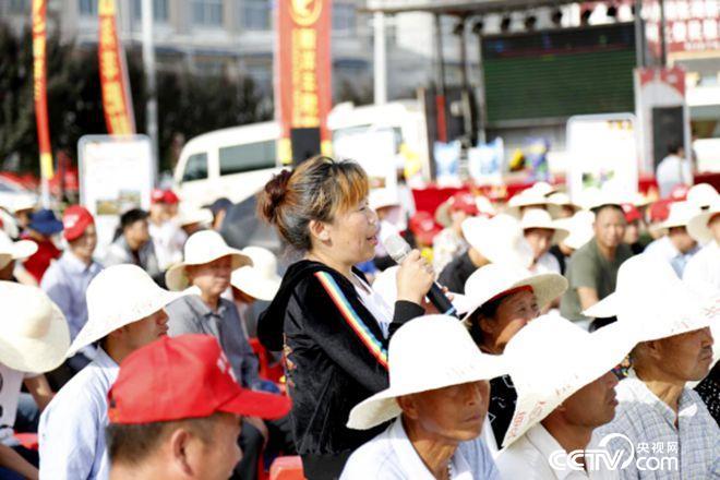 活動現(xiàn)場，農(nóng)民搶答問題