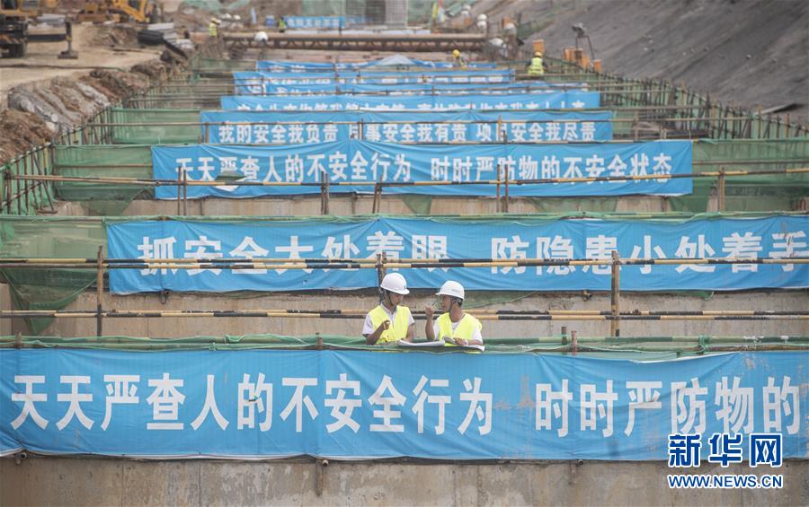 （新時(shí)代奮斗者&middot;圖文互動(dòng)）（3）當(dāng)一群&ldquo;90后&rdquo;與工地相遇&mdash;&mdash;記奮戰(zhàn)在軍運(yùn)會(huì)工地上的90后新農(nóng)民工