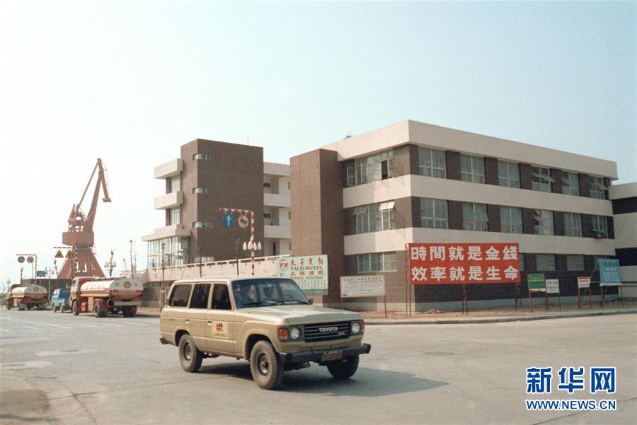 （新華全媒頭條&middot;壯闊東方潮　奮進(jìn)新時(shí)代&mdash;&mdash;慶祝改革開放40年&middot;圖文互動(dòng)）（3）從追趕時(shí)代到引領(lǐng)時(shí)代&mdash;&mdash;從深圳發(fā)展奇跡看中國(guó)改革開放40年 