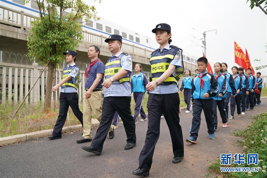 (社會)(1)孩子們的“紅領(lǐng)巾護(hù)路志愿隊(duì)”