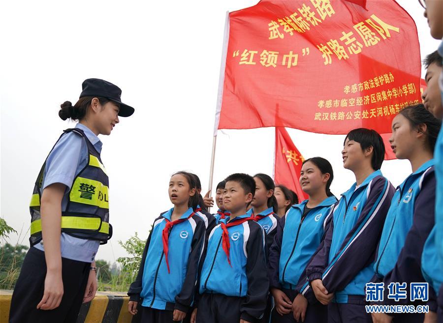 （社會）（3）孩子們的&ldquo;紅領(lǐng)巾護路志愿隊&rdquo;