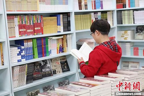 5月9日，一女子在哈爾濱市某書店選購(gòu)圖書。從5月1日至5月4日，全國(guó)32家紙廠宣布漲價(jià)，各紙種漲價(jià)幅度為每噸100元至300元不等。對(duì)此，出版行業(yè)業(yè)內(nèi)人士表示&ldquo;因?yàn)榧垙垉r(jià)格上漲，直接造成了出版成本的明顯增加，出版行業(yè)只能被迫對(duì)圖書定價(jià)進(jìn)行調(diào)整。&rdquo;
<a target='_blank' >中新社</a>記者 于琨 攝